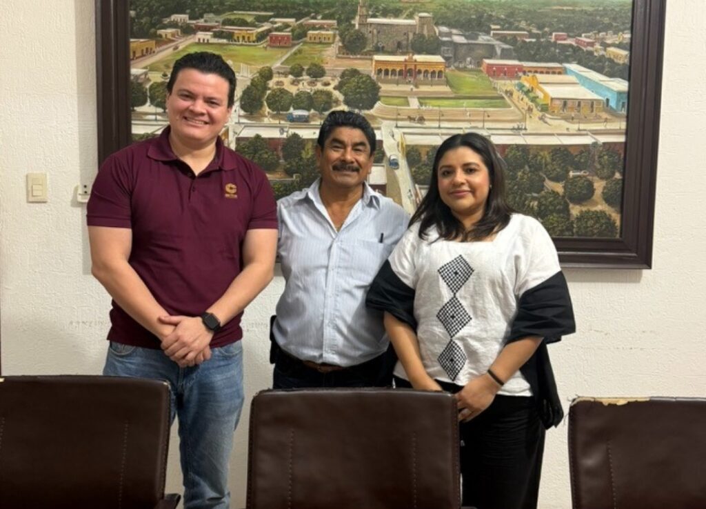 Secretario del Ayuntamiento de Calkiní, Joaquín Uc Ku y representantes de la Secretaría de Turismo