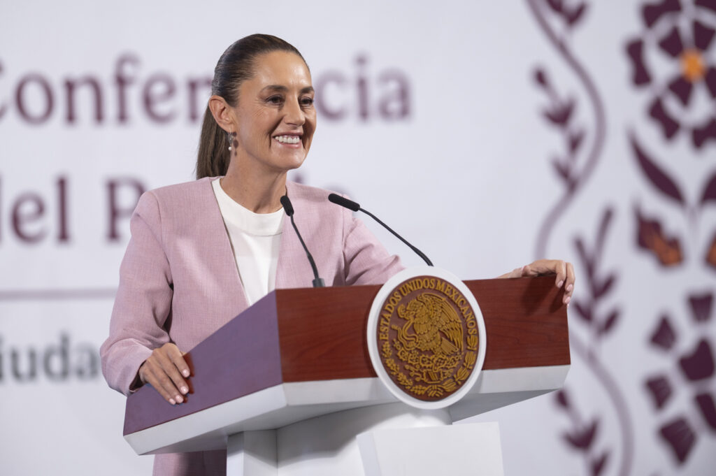 Cuauhtémoc, Ciudad de México, México, 10 de abril de 2025.
La doctora Claudia Sheinbaum Pardo, presidenta Constitucional de los Estados Unidos Mexicanos en conferencia de prensa matutina “Las mañaneras del pueblo”, en el Salón Tesorería de Palacio Nacional. La acompañan Raquel Buenrostro Sánchez, secretaria Anticorrupción y Buen Gobierno y Noemí Juárez Pérez, subsecretaria de Educación Pública y encargada de “Mujeres en la historia”.
Foto: Presidencia