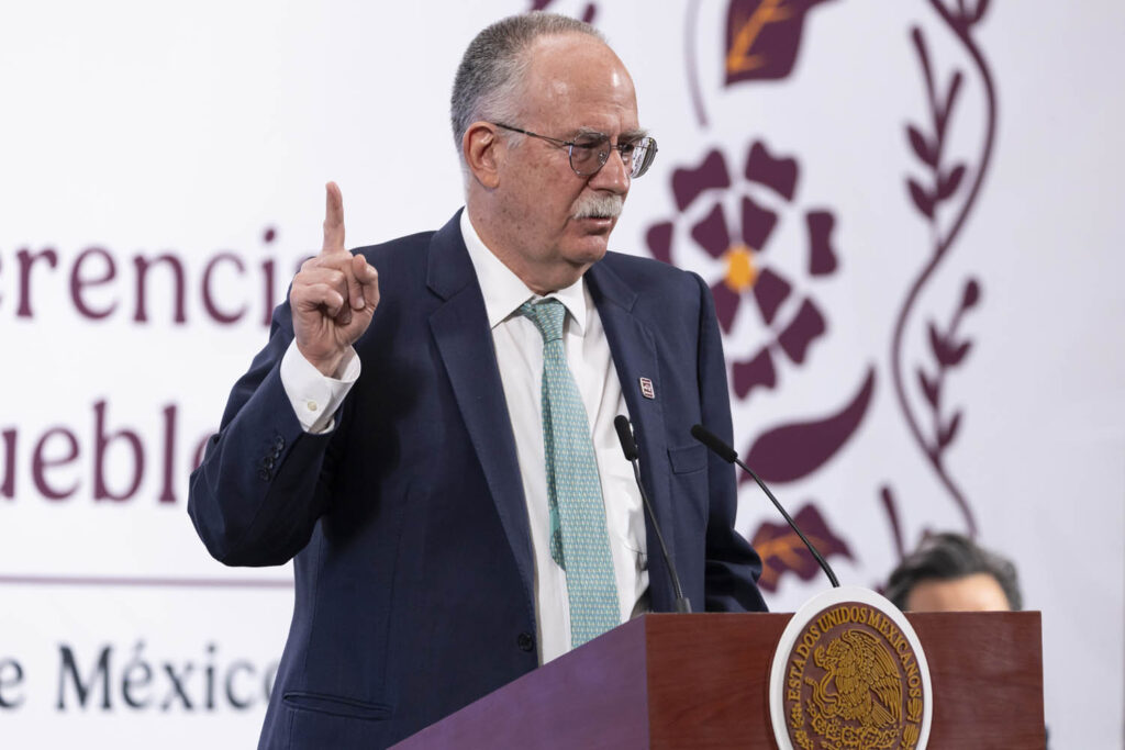 Cuauhtémoc, Ciudad de México. 13 de mayo 2025. La presidenta constitucional de los Estados Unidos Mexicanos, la Doctora Claudia Sheinbaum Pardo en conferencia de prensa matutina en el salón de la Tesorería de Palacio Nacional. Acompañan a la presidenta: David Kershenobich, secretario de salud; Zoé Alejandro Robledo Aburto, director general del Instituto Mexicano del Seguro Social (IMSS); Martí Batres Guadarrama, director general del Instituto de Seguridad y Servicios Sociales de los Trabajadores del Estado (ISSSTE); Alejandro Svarch Pérez, director general de IMSS-Bienestar; Eduardo Clark, subsecretario de Integración y desarrollo del sector salud; Ramiro López Elizalde, subsecretario de Prevención y Promoción de la Salud y Julio Berdegué Sacristán, Secretario de Agricultura y Desarrollo Rural. Foto: Juan Carlos Buenrostro/Presidencia